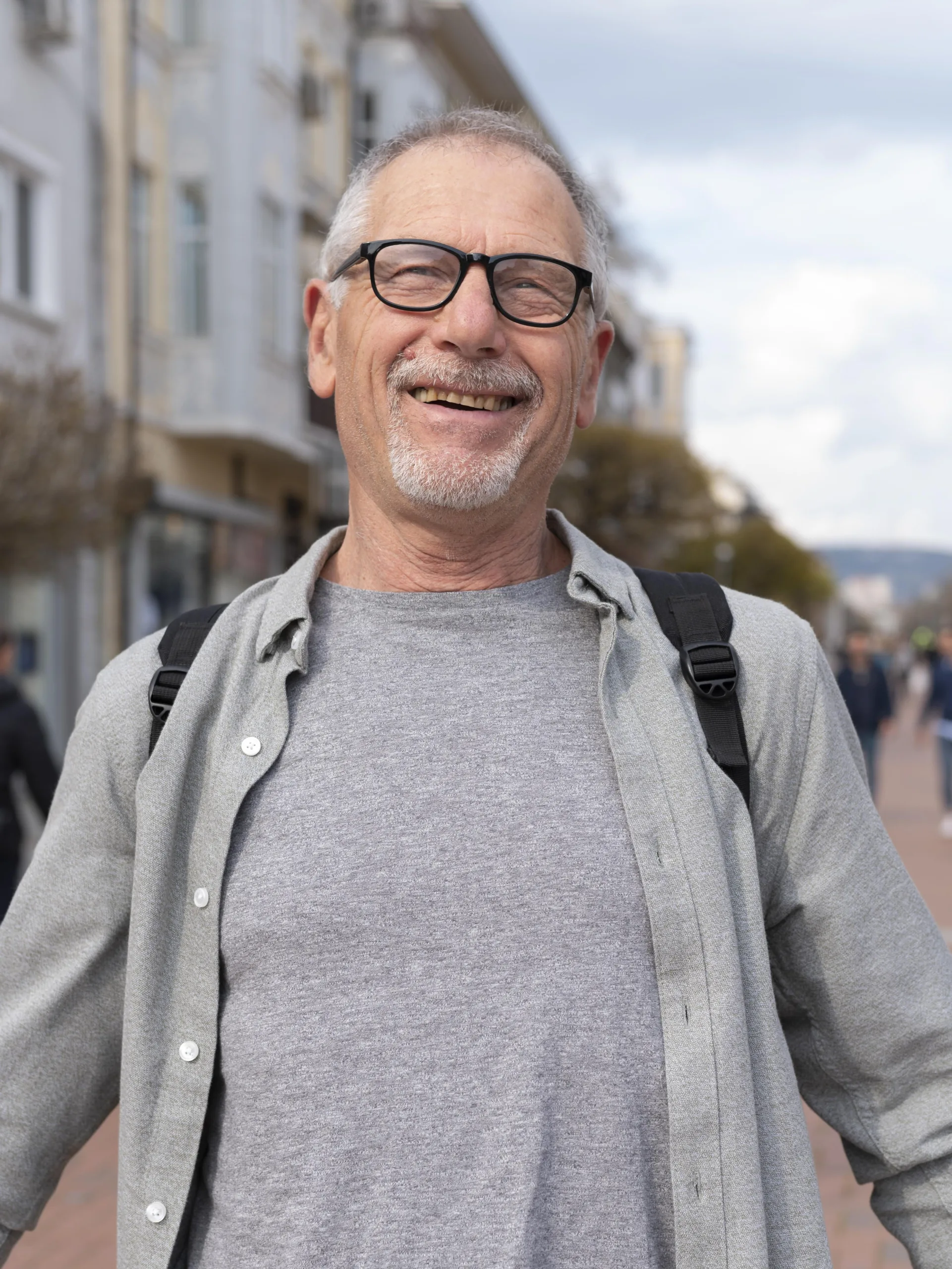 Senior Mann in grau freut sich sehr