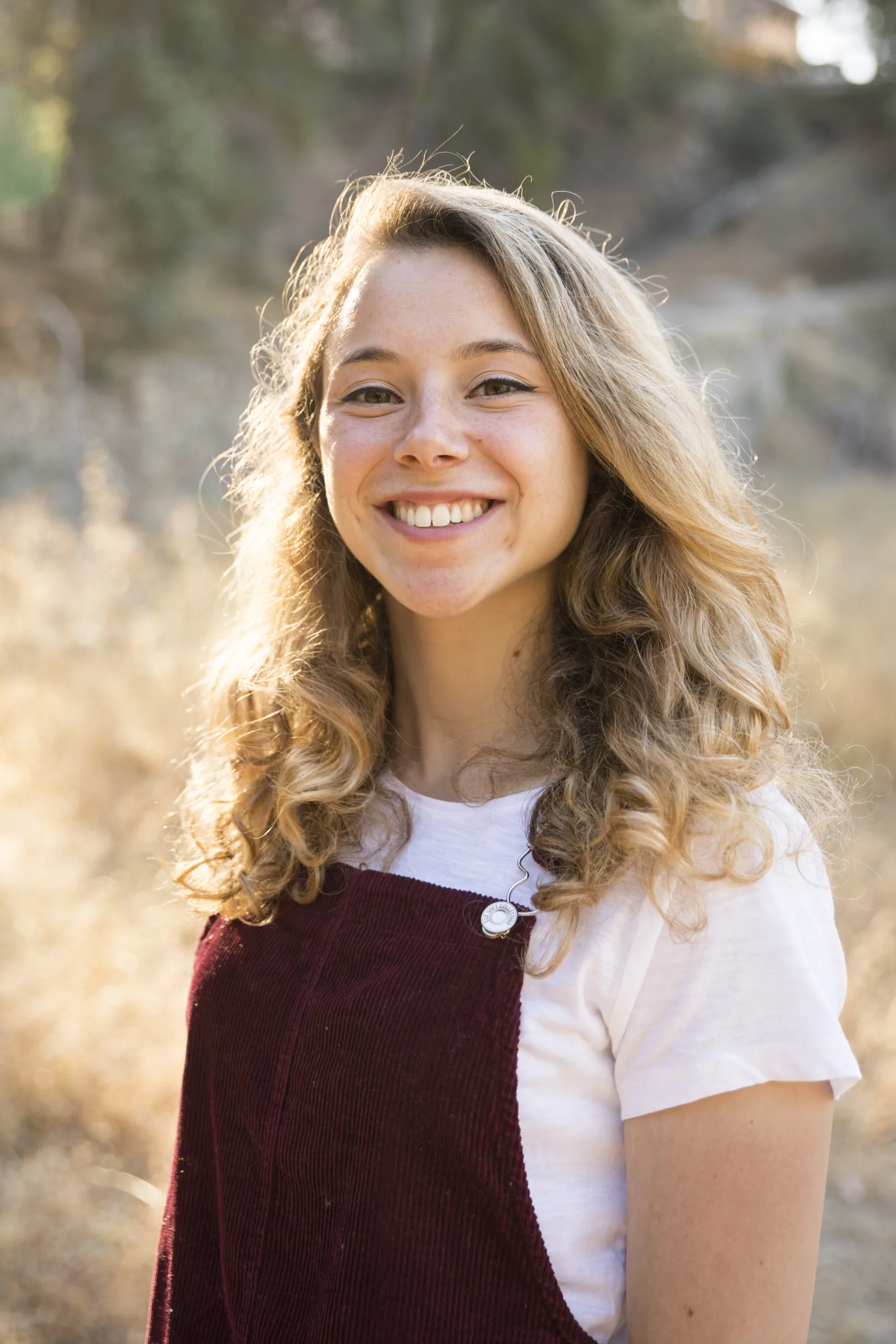 Blonde junge Dame freut sich in der Natur