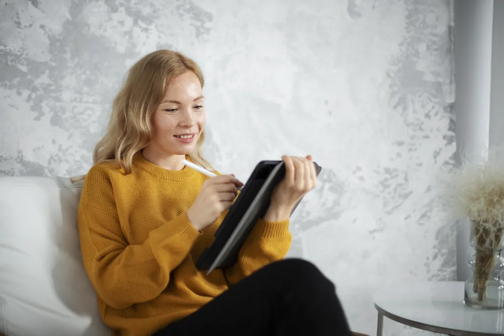 Junge Frau arbeitet an Tablet als Designer