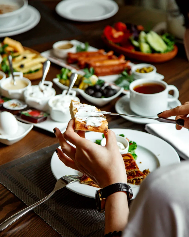 Bild von einer Hand die sich Frischkäse auf ein Toast schmiert