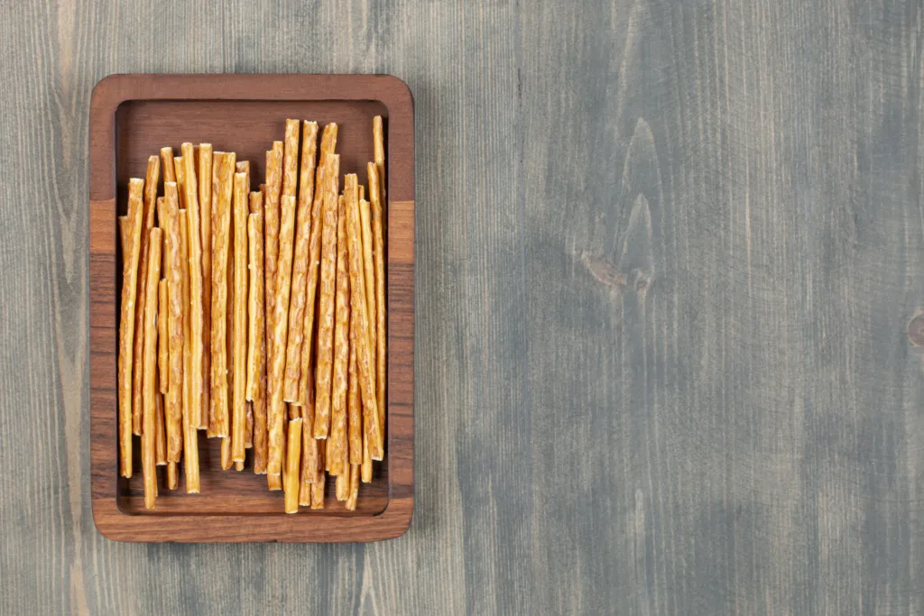 Salzstangen auf Holzschale