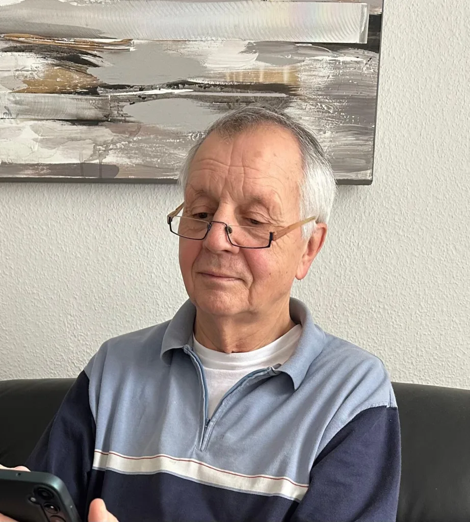 Originalbild von Hugh mit seinem Handy in der Hand