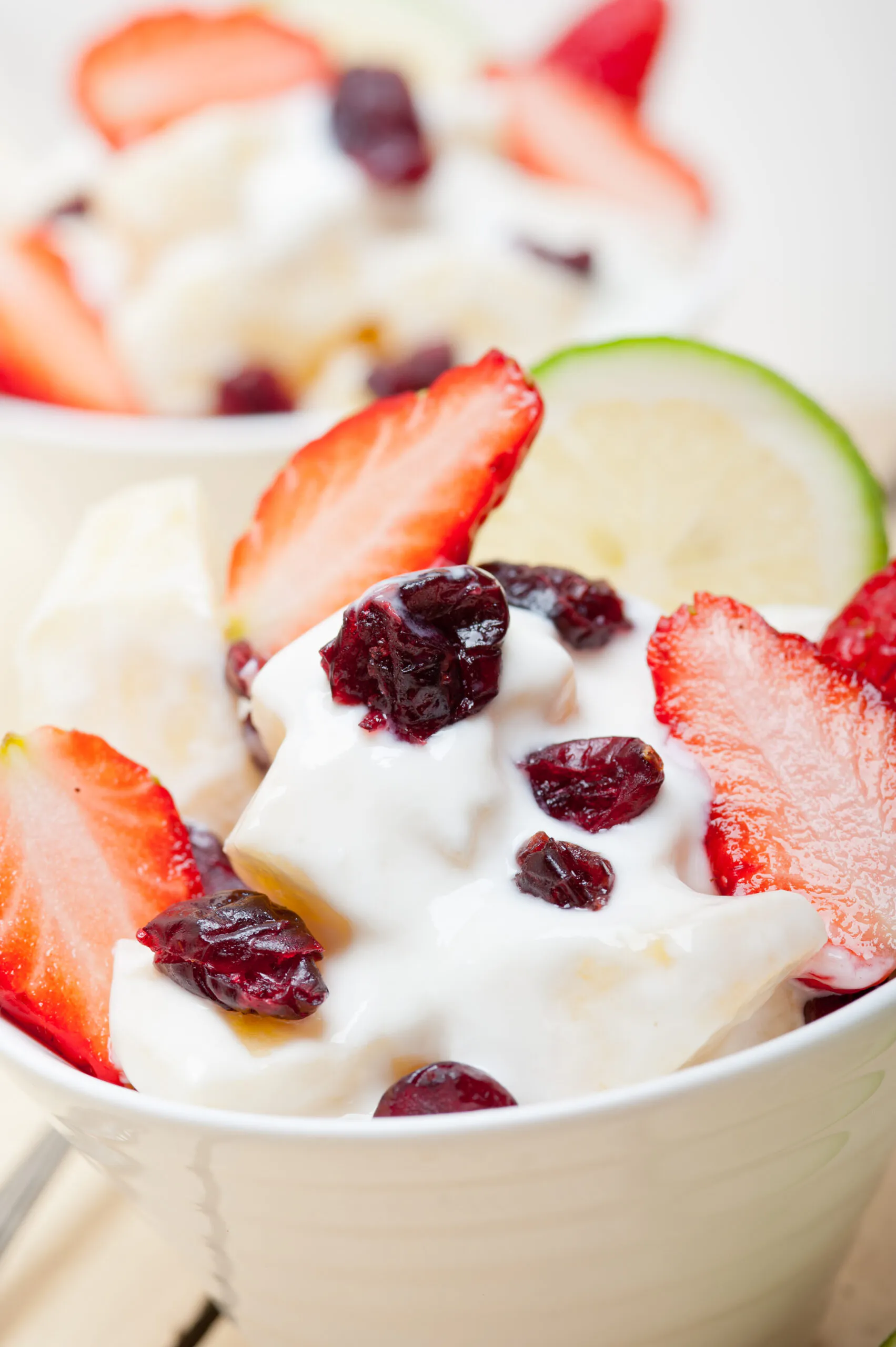 Obstsalat mit Erdbeeren, Cranberrys und Joghurt